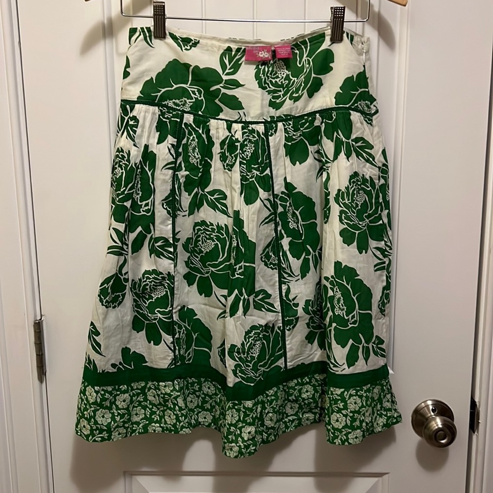 Women’s side zip green and white semi high waisted skirt